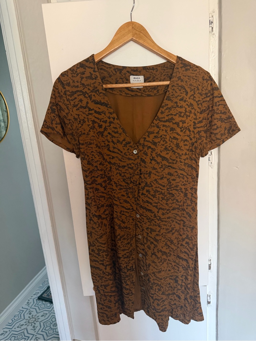 RVCA Brown Short-Sleeve Button-Front V-Neck Top